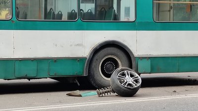 У Житомирі зіткнулися тролейбус та легковик: в автівки відірвалося колесо (ОНОВЛЕНО)