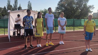 На морському узбережжі Херсонщини учасники Олімпіади-2020 провели руханку для дітей На морському узбережжі Херсонщини учасники Олімпіади-2020 провели руханку для дітей