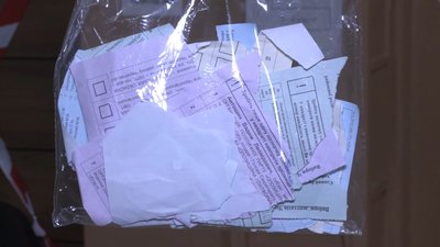 Один виборець бюлетень розірвав, іще одна жінка зіпсувала 2 бюлетені під час голосування. Один виборець бюлетень розірвав, іще одна жінка зіпсувала 2 бюлетені під час голосування.