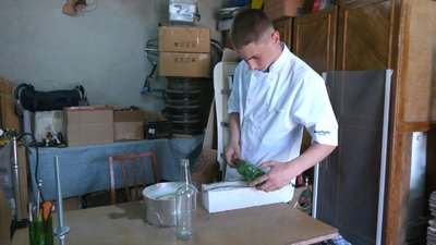 Лабораторія у гаражі. Як два брати створюють посуд із використаних пляшок Лабораторія у гаражі. Як два брати створюють посуд із використаних пляшок