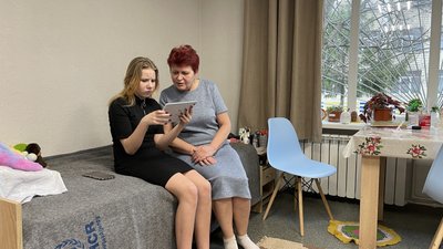 Переселенка Наталія Касібіна з онучкою у гуртожитку для ВПО у Валківській громаді Переселенка Наталія Касібіна з онучкою у гуртожитку для ВПО у Валківській громаді