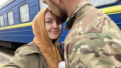 Світлана Нагорна-Гордійчук із Максимом Гордійчуком на вокзалі. Світлана Нагорна-Гордійчук із Максимом Гордійчуком на вокзалі.