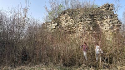 Біля стін колишнього замку 16 століття Біля стін колишнього замку 16 століття