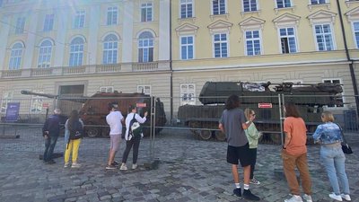 У центрі Львова монтують виставку підбитої російської техніки. Фото У центрі Львова монтують виставку підбитої російської техніки. Фото