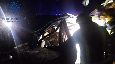 На Волині легковик в'їхав у житловий будинок: водій загинув На Волині легковик в'їхав у житловий будинок: водій загинув