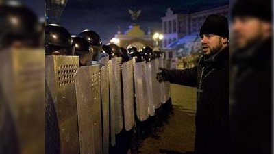 Священник з Буковини Роман Грищук на Майдані у Києві Священник з Буковини Роман Грищук на Майдані у Києві