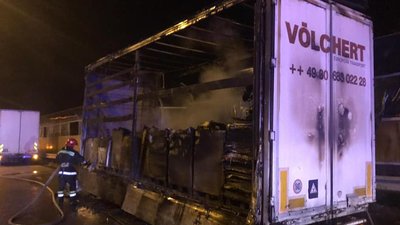 Лопнуло колесо і загорілась вантажівка: подробиці нічного інциденту біля Рівного Лопнуло колесо і загорілась вантажівка: подробиці нічного інциденту біля Рівного