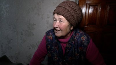 Ходять як на роботу: у селищі Холми, що на Чернігівщині, жінки плетуть маскувальні сітки для військових Ходять як на роботу: у селищі Холми, що на Чернігівщині, жінки плетуть маскувальні сітки для військових