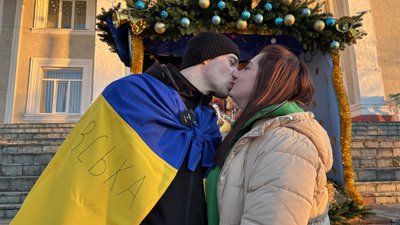 Дружина зустрічає звільненого з полону захисника Євгенія Мартинова