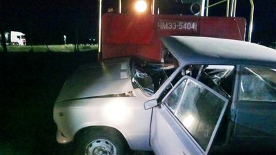 На Херсонщині поїзд протаранив автівку На Херсонщині поїзд протаранив автівку