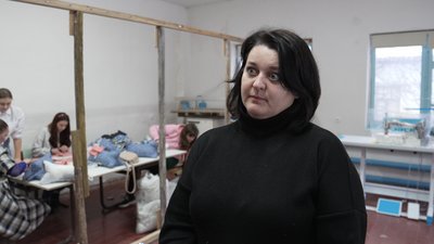 Шиють подушки та планують відшивати білизну для військових: в селі на Чернігівщині облаштували перший швацький цех Шиють подушки та планують відшивати білизну для військових: в селі на Чернігівщині облаштували перший швацький цех