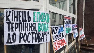 У Дніпрі, під обласною поліцією, проходить акція "проти бездіяльності правоохоронних органів"