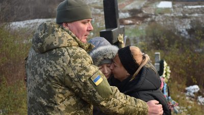 На Закарпатті попрощалися із полеглим захисником Василем Кальваровським На Закарпатті попрощалися із полеглим захисником Василем Кальваровським