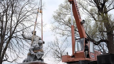 У Чернівцях демонтували два радянські пам’ятники У Чернівцях демонтували два радянські пам’ятники