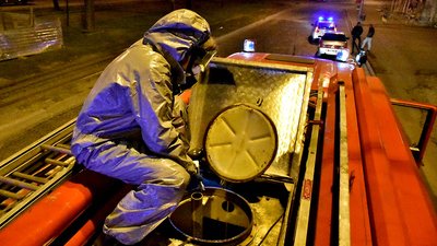 Нічна дезінфекція. Рятувальники обробили вулиці Дніпра спеціальним розчином Нічна дезінфекція. Рятувальники обробили вулиці Дніпра спеціальним розчином