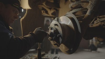 Ремонтують машини на передову