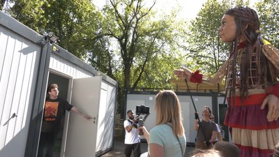 Символ дітей-біженців, лялька Амаль, відвідала містечко для переселенців у Львові Символ дітей-біженців, лялька Амаль, відвідала містечко для переселенців у Львові