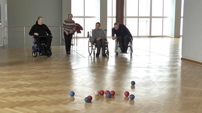 «Я фізично можу зробити все». Полтавець з інвалідністю Олександр Тютюнник займається грою боча «Я фізично можу зробити все». Полтавець з інвалідністю Олександр Тютюнник займається грою боча