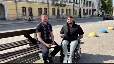Екскурсовод Віталій Галатир та Максим Михайлишин, котрий пересувається на кріслі колісному