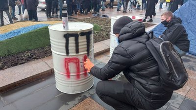 У центрі Харкова відтворили атмосферу Майдану до восьмої річниці Революції гідності У центрі Харкова відтворили атмосферу Майдану до восьмої річниці Революції гідності