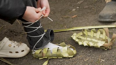 Ветеран із Рівненського Полісся плете постоли для доньки Ветеран із Рівненського Полісся плете постоли для доньки