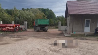 На Житомирщині у тракторному парку під колесами вантажівки загинув працівник господарства