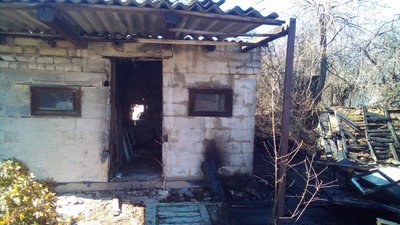 На Донеччині пожежа з трави перекинулась на будівлі: вигоріли 3 га На Донеччині пожежа з трави перекинулась на будівлі: вигоріли 3 га