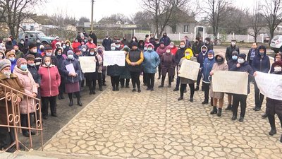 Жителі села Вільне вийшли на акцію протесту на підтримку директора школи