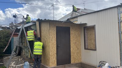 На місці удару РФ у Немишлянському районі Харкова працюють комунальники
