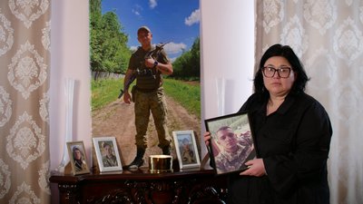 "Тіло 3 місяці лежить на полі бою". Людмила Панюк з Буковини чекає на повернення сина, щоб поховати його вдома "Тіло 3 місяці лежить на полі бою". Людмила Панюк з Буковини чекає на повернення сина, щоб поховати його вдома