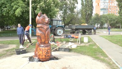 У Полтаві встановлюють скульптуру ведмедя-пасічника У Полтаві встановлюють скульптуру ведмедя-пасічника