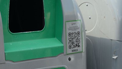 У Львові почали наклеювати наліпки з QR-кодом на сміттєві баки: для чого це потрібно