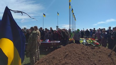 На Одещині поховали віськогово який помер через рани, отримані на війні На Одещині поховали віськогово який помер через рани, отримані на війні