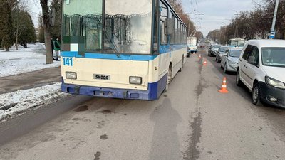 Тролейбус наїхав на пенсіонерку у Рівному