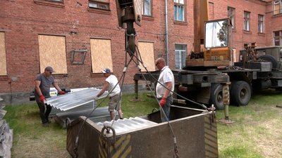 Заміна покрівлі, вікон та дверей: в Чернігівському обласному центрі крові почали ремонт Заміна покрівлі, вікон та дверей: в Чернігівському обласному центрі крові почали ремонт