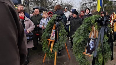 На Харківщині попрощалися із двома захисниками, які загинули в один день під Бахмутом На Харківщині попрощалися із двома захисниками, які загинули в один день під Бахмутом