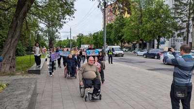 У "Ході безбар'єрності" у Луцьку взяли участь понад 100 людей