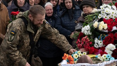 В Ужгороді попрощалися із загиблим на війні закарпатцем Леонідом Дербаком В Ужгороді попрощалися із загиблим на війні закарпатцем Леонідом Дербаком