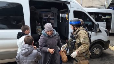 З Козацького на Херсонщині евакуювали ще дві родини з дітьми З Козацького на Херсонщині евакуювали ще дві родини з дітьми