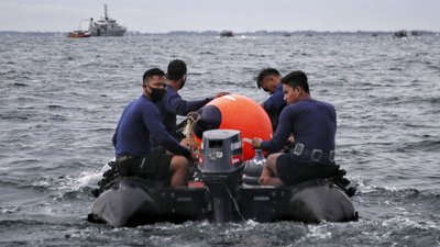 Авіакатастрофа в Індонезії: у морі знайшли уламки літака і "чорні скриньки"