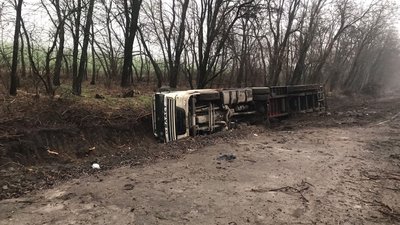 Водій порушив вимоги дорожніх знаків. На Кіровоградщині перекинулась вантажівка