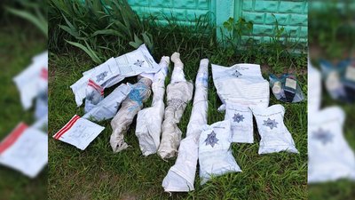 Житель прикордонної громади на Чернігівщині зберігав вдома зброю та наркотики Житель прикордонної громади на Чернігівщині зберігав вдома зброю та наркотики