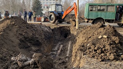 Без опалення 33 будинки. У Костянтинівці комунальники усувають порив тепломережі