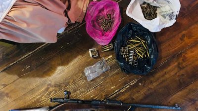 На Франківщині поліцейські вилучили в чоловіка зброю та патрони