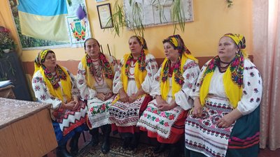 На Черкащині пенсіонерки створили колектив Криниця На Черкащині пенсіонерки створили колектив Криниця