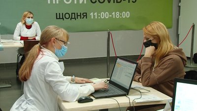 Щепитися без черг: у центрі вакцинації в Черкасах продовжили години роботи Щепитися без черг: у центрі вакцинації в Черкасах продовжили години роботи