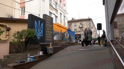 У Рівному з'явився мурал друзям-захисникам Азовсталі: це спільна ідея родичів і товариша загиблих У Рівному з'явився мурал друзям-захисникам Азовсталі: це спільна ідея родичів і товариша загиблих