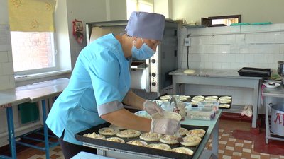 Кухарі ліцею готують обід для учнів Кухарі ліцею готують обід для учнів
