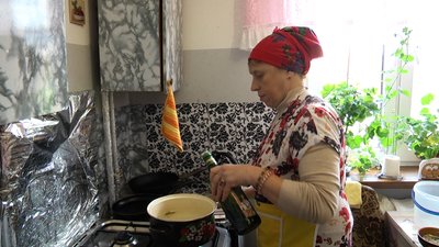 Житомирянка Валентина Висоцька раз на тиждень варить декілька сотень вареників для військових на фронт Житомирянка Валентина Висоцька раз на тиждень варить декілька сотень вареників для військових на фронт