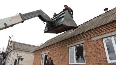 "Уламок влетів в стіну і матір привалило цеглинами": родичі травмованої під час російської атаки на Хмельниччині "Уламок влетів в стіну і матір привалило цеглинами": родичі травмованої під час російської атаки на Хмельниччині